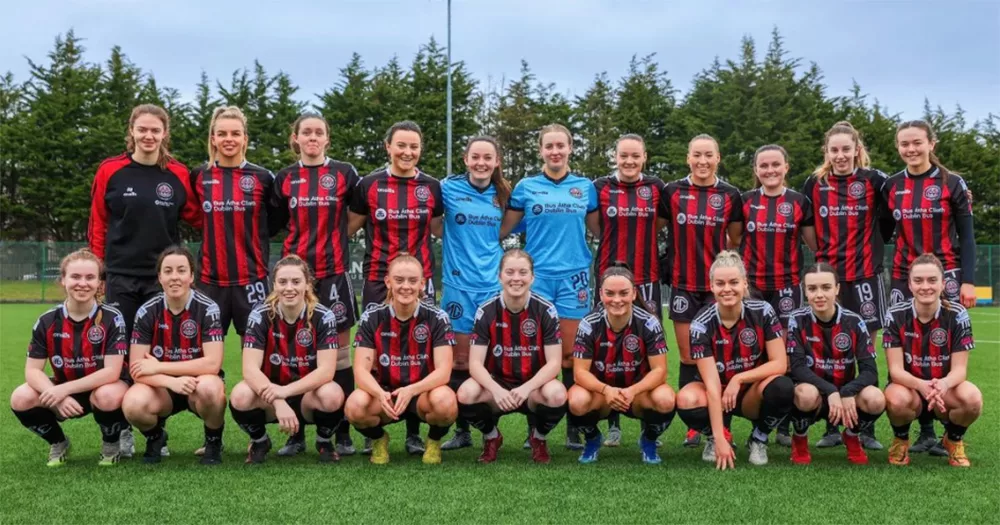 A photo of Bohemian FC's women's team who will play Palestine in a friendly match. The players pose in two lines, with those at the front crouching down, and those at the back standing up.