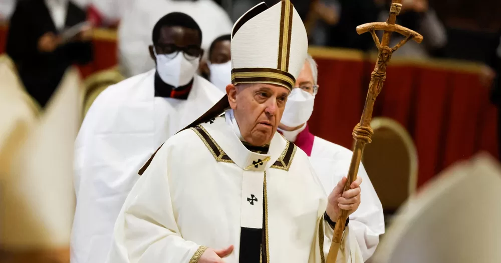 This article is about the Vatican's declaration condemning gender-affirming theory. In the photo, Pope Francis during a mass in a church.