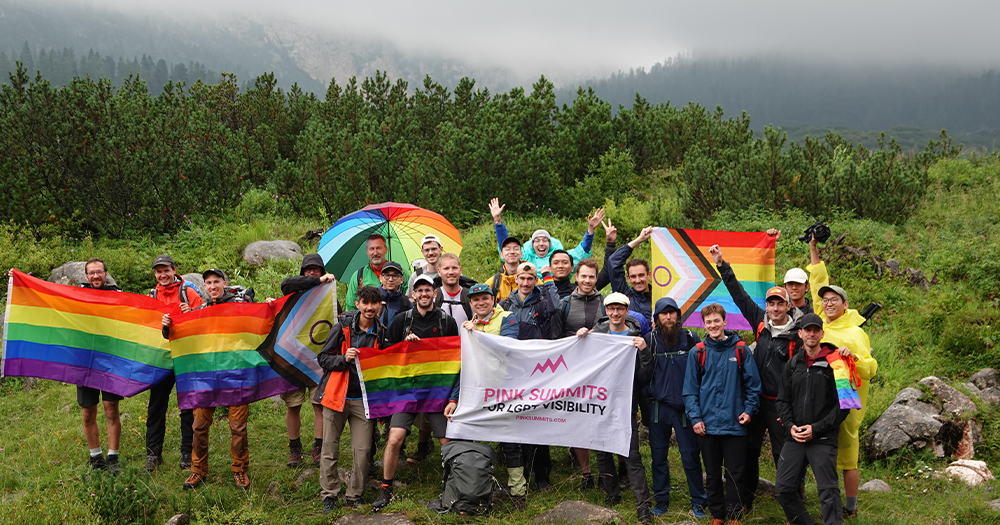 This article covers the story of how lgbtq+ mountaineers celebrated pride on the German Alps. This photo shows the mountaineers celebrating.