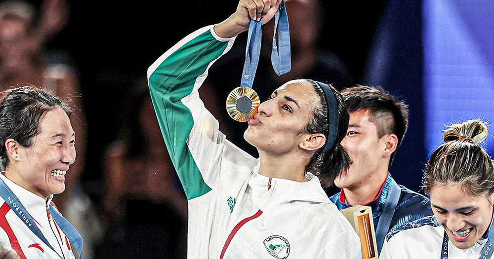 Photo of Imane Khelif, who just filed a cyberbullying lawsuit, while she kisses the gold medal she won at the Paris 2024 Olympics.