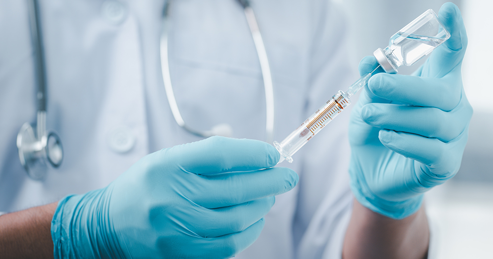 This article is about mpox being declared a global publich health emergency. In the photo, the hands of a doctor holding a syringe and a vaccine.