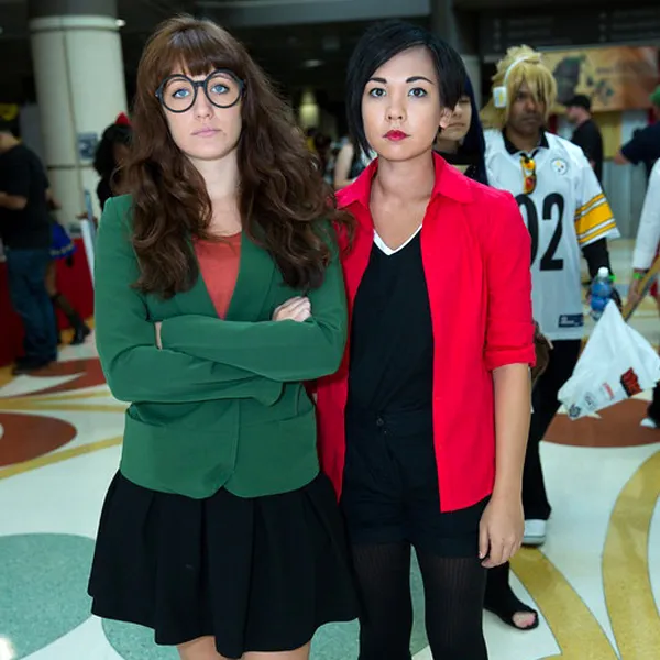 This inspiration is about Daria and Jane, so the two women pictured are wearing a black skirt with a green blazer and glasses, the other one black pants and shirt and a red blazer.